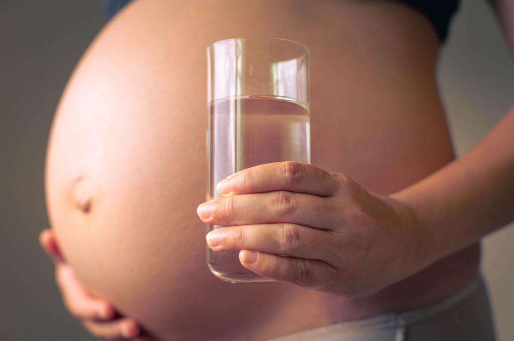 Acqua in gravidanza: cosa considerare nella scelta