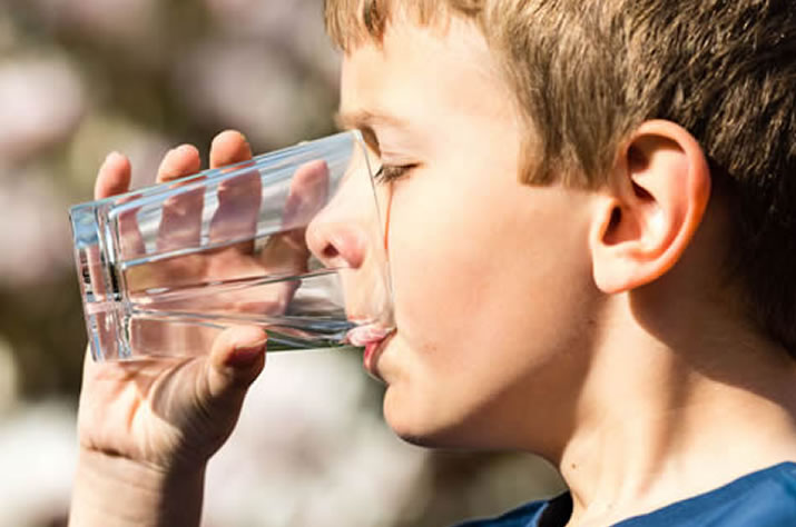 bambino beve acqua lete